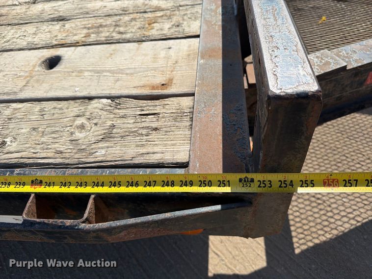 image for item MZ9747 2007 PJ Trailers equipment trailer