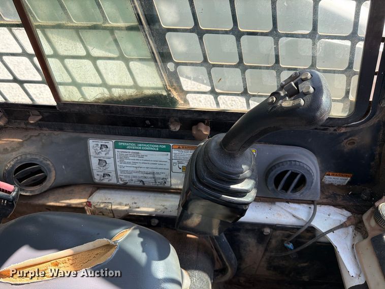 image for item MZ9764 2007 Bobcat S300 skid steer loader
