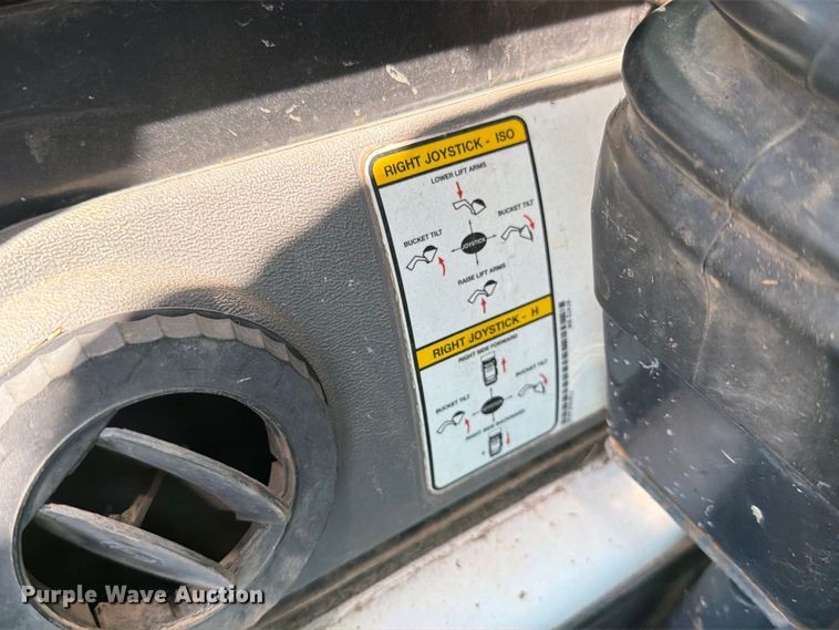image for item MZ9764 2007 Bobcat S300 skid steer loader