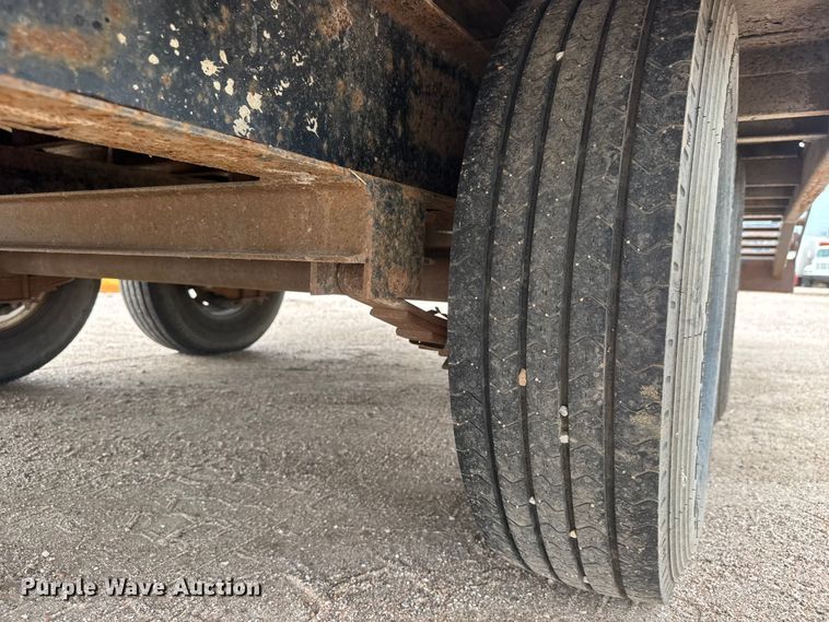 image for item NJ9132 1997 Superior 2PT6M-DD equipment trailer
