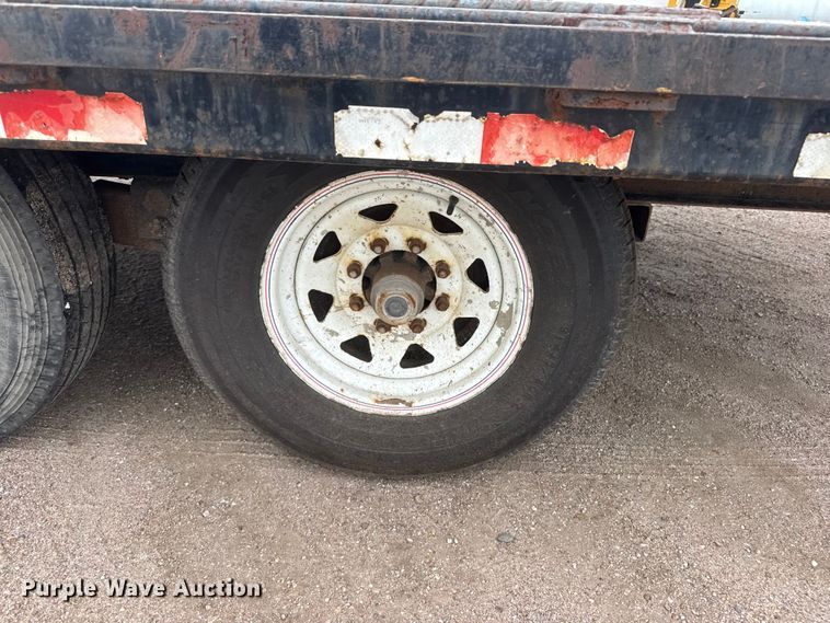image for item NJ9132 1997 Superior 2PT6M-DD equipment trailer