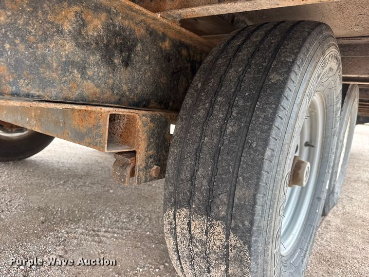 image for item NJ9132 1997 Superior 2PT6M-DD equipment trailer