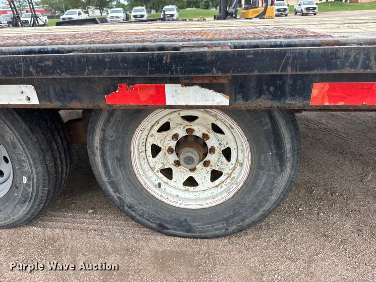 image for item NJ9132 1997 Superior 2PT6M-DD equipment trailer