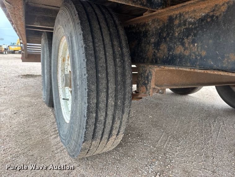 image for item NJ9132 1997 Superior 2PT6M-DD equipment trailer