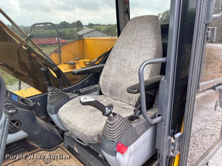 image for item NM9890 2003 Komatsu PC70-8 mini excavator