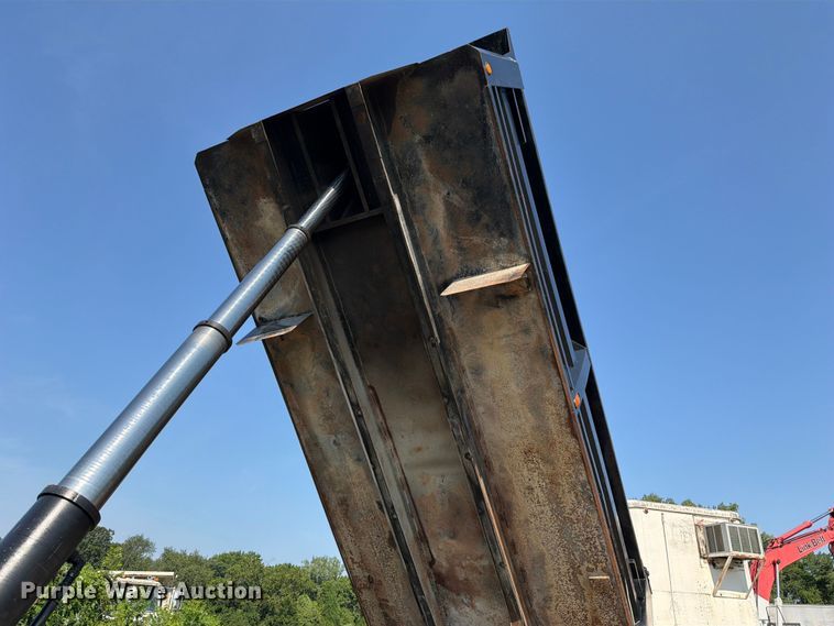 image for item OE9619 2004 Sterling L9500 Series dump truck