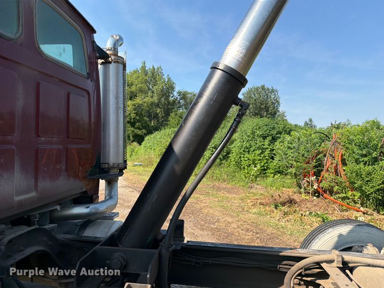 image for item OE9619 2004 Sterling L9500 Series dump truck
