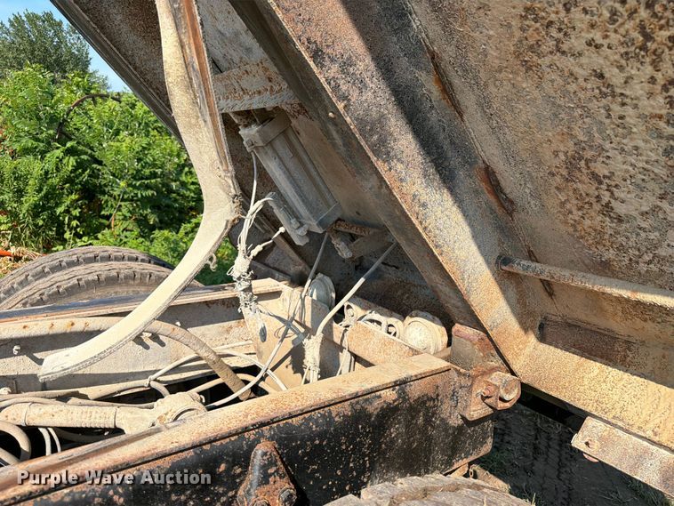 image for item OE9619 2004 Sterling L9500 Series dump truck
