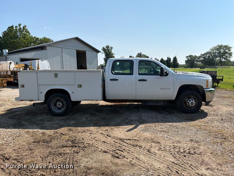 image for item OE9621 2012 Chevrolet Silverado 3500 Crew Cab utility bed pickup truck