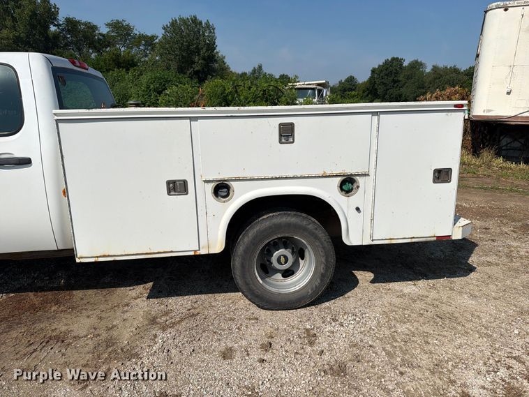 image for item OE9621 2012 Chevrolet Silverado 3500 Crew Cab utility bed pickup truck