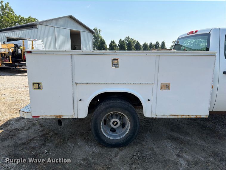 image for item OE9621 2012 Chevrolet Silverado 3500 Crew Cab utility bed pickup truck