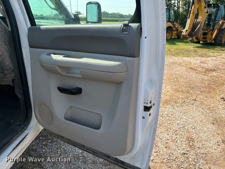 image for item OE9621 2012 Chevrolet Silverado 3500 Crew Cab utility bed pickup truck