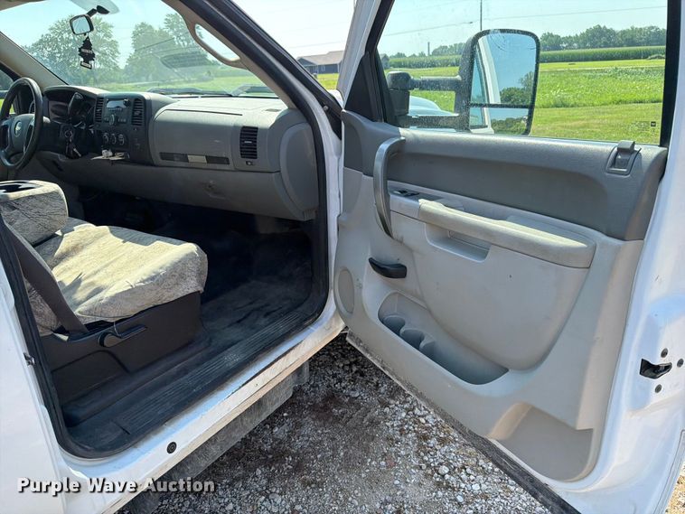 image for item OE9621 2012 Chevrolet Silverado 3500 Crew Cab utility bed pickup truck