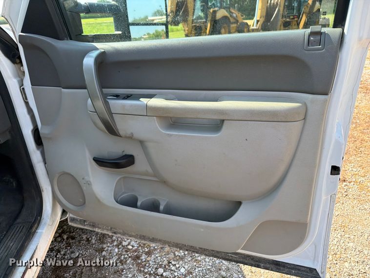 image for item OE9621 2012 Chevrolet Silverado 3500 Crew Cab utility bed pickup truck