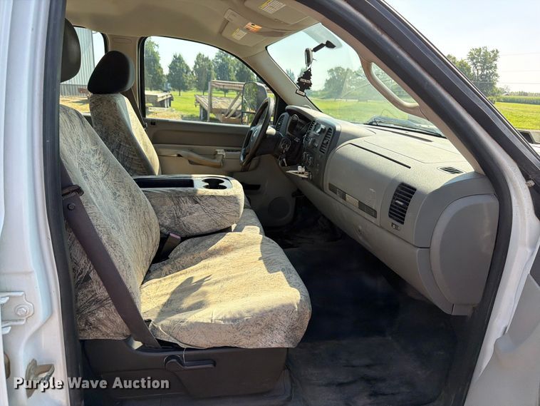 image for item OE9621 2012 Chevrolet Silverado 3500 Crew Cab utility bed pickup truck