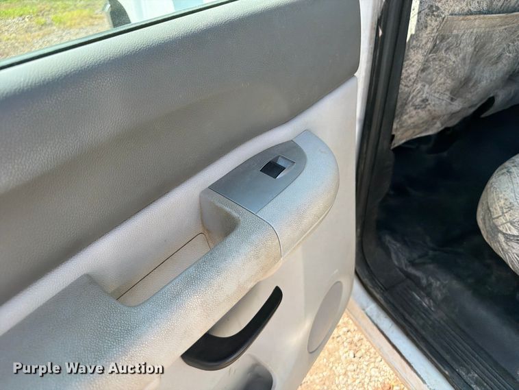 image for item OE9621 2012 Chevrolet Silverado 3500 Crew Cab utility bed pickup truck