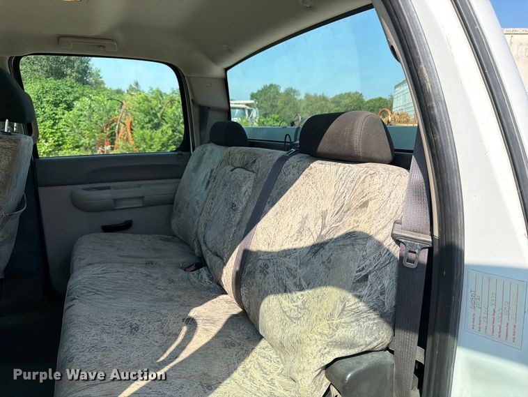 image for item OE9621 2012 Chevrolet Silverado 3500 Crew Cab utility bed pickup truck