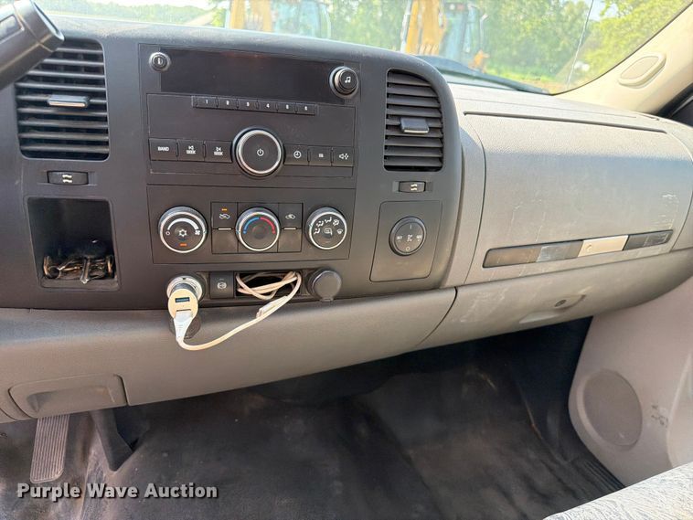 image for item OE9621 2012 Chevrolet Silverado 3500 Crew Cab utility bed pickup truck