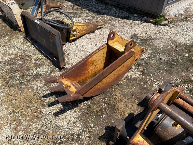 image for item OE9626 Caterpillar backhoe bucket
