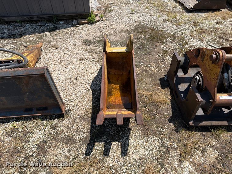 image for item OE9626 Caterpillar backhoe bucket