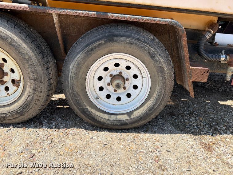 image for item OE9633 2006 Vermeer V500 vacuum trailer