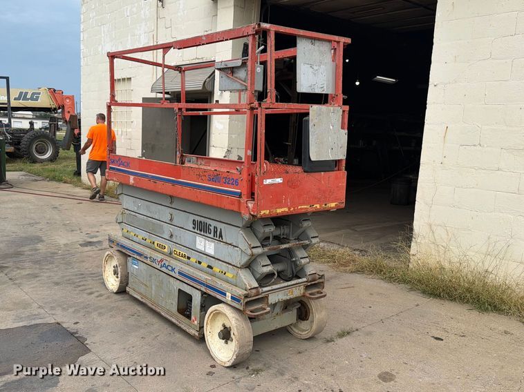 image for item OE9678 2012 Skyjack SJ 3226 scissor lift
