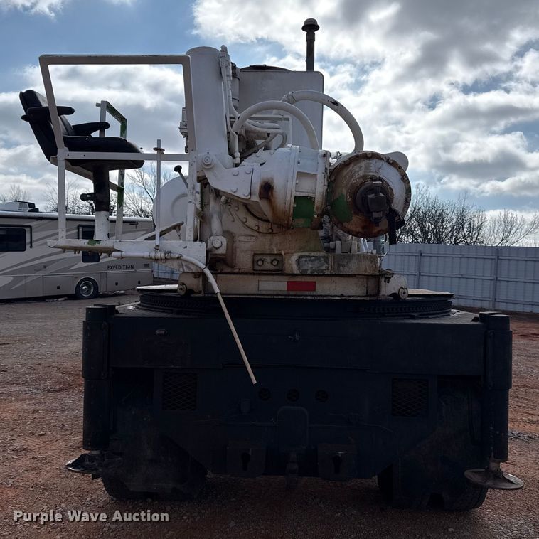 image for item YA1910 2001 Ford F750 Super Duty pressure digger truck