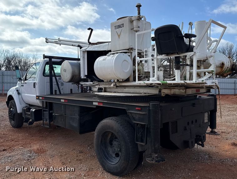 image for item YA1910 2001 Ford F750 Super Duty pressure digger truck