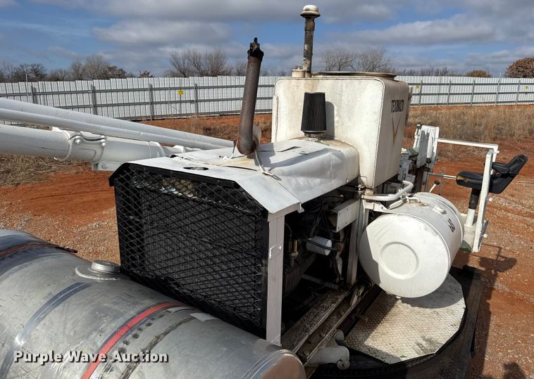 image for item YA1910 2001 Ford F750 Super Duty pressure digger truck