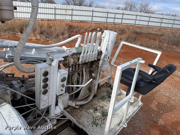image for item YA1910 2001 Ford F750 Super Duty pressure digger truck
