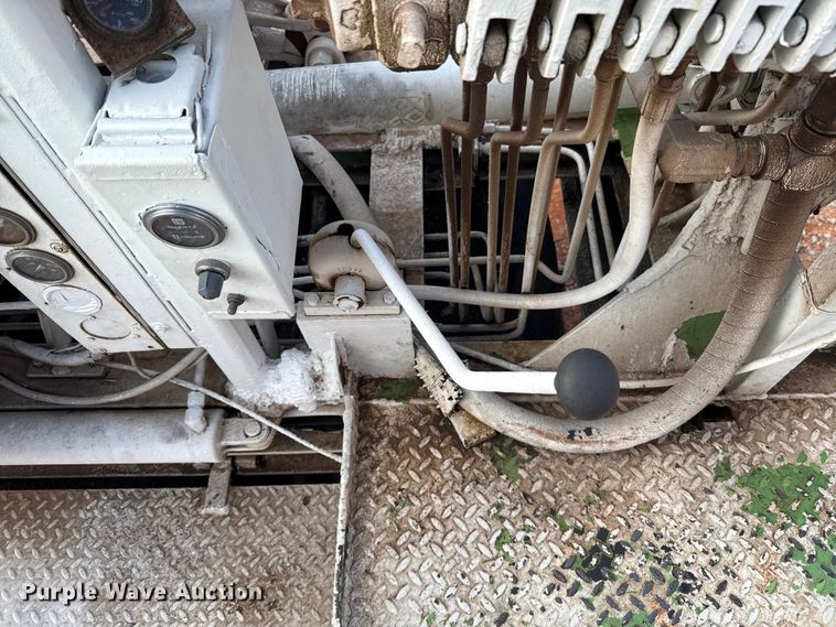 image for item YA1910 2001 Ford F750 Super Duty pressure digger truck