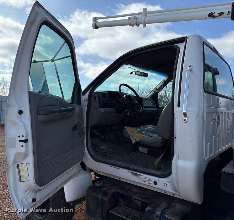 image for item YA1910 2001 Ford F750 Super Duty pressure digger truck