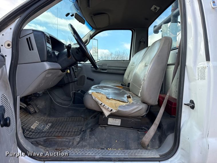 image for item YA1910 2001 Ford F750 Super Duty pressure digger truck