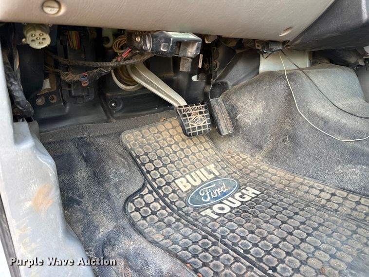 image for item YA1910 2001 Ford F750 Super Duty pressure digger truck