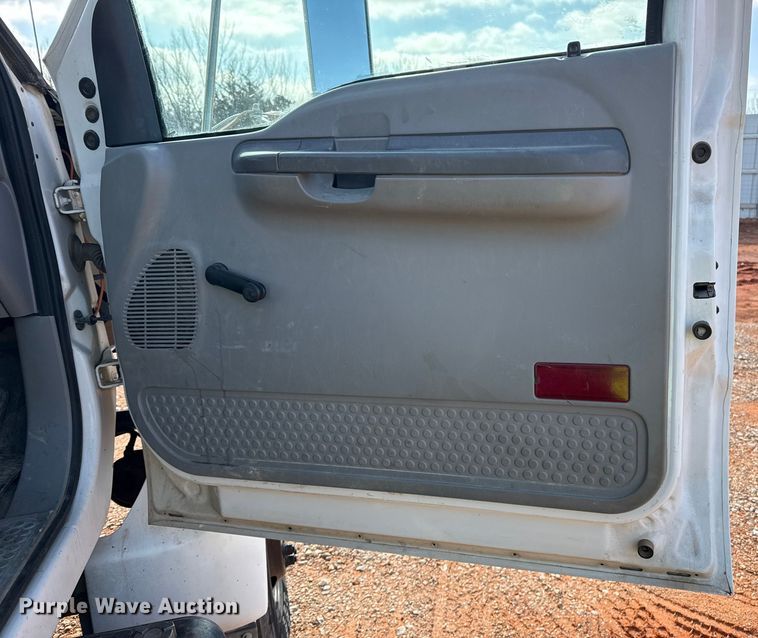 image for item YA1910 2001 Ford F750 Super Duty pressure digger truck