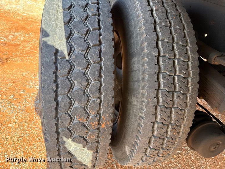 image for item YA1910 2001 Ford F750 Super Duty pressure digger truck