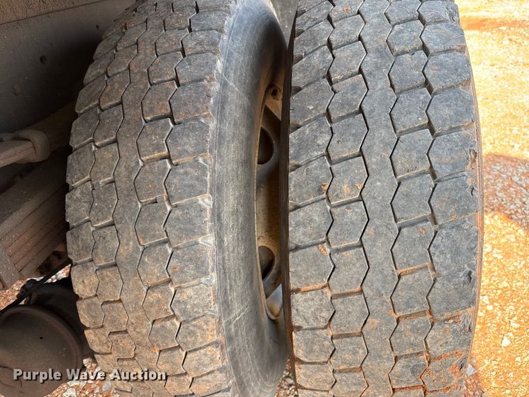 image for item YA1910 2001 Ford F750 Super Duty pressure digger truck