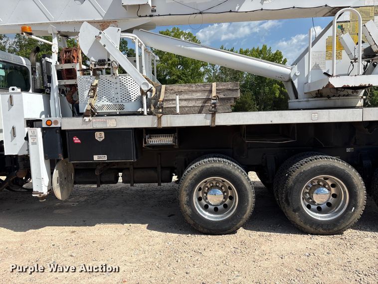image for item YA2874 2012 Peterbilt 365 crane truck