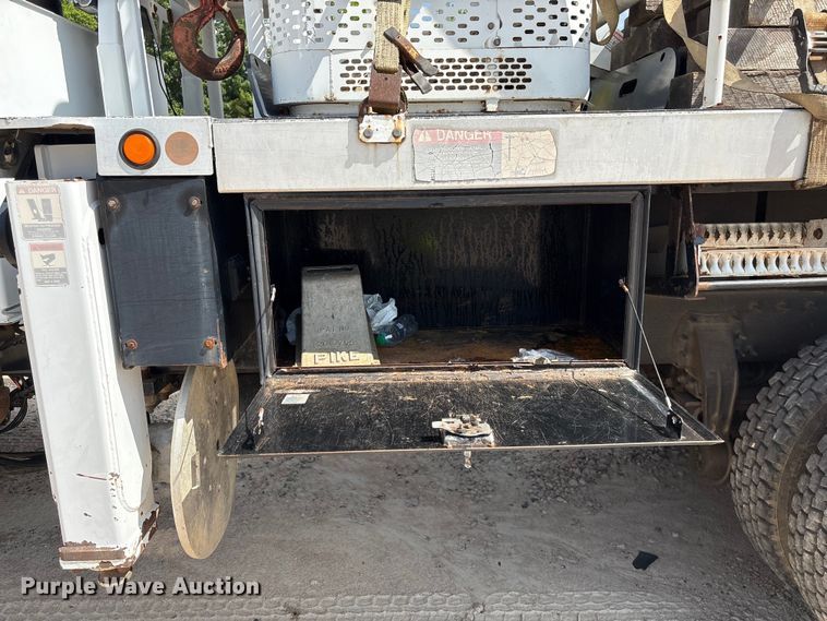 image for item YA2874 2012 Peterbilt 365 crane truck
