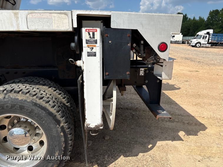 image for item YA2874 2012 Peterbilt 365 crane truck