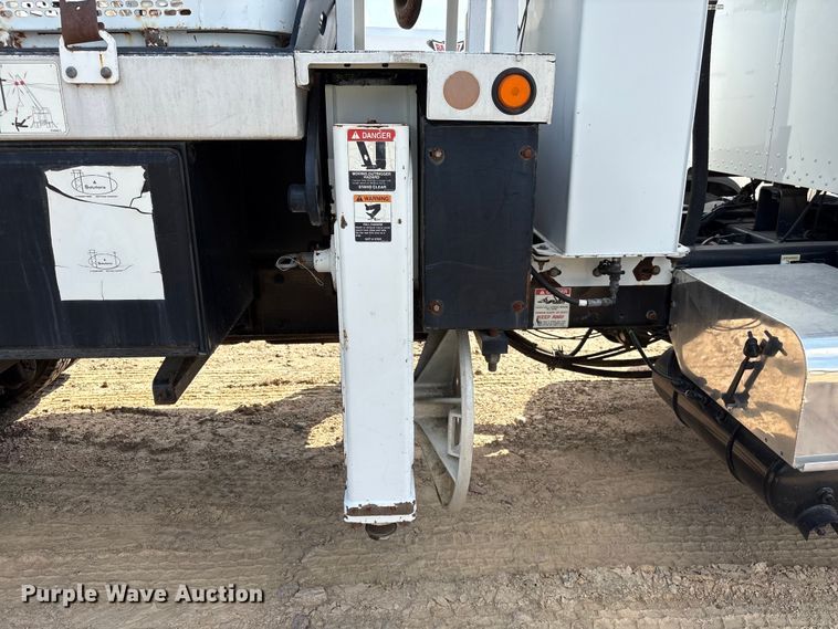 image for item YA2874 2012 Peterbilt 365 crane truck