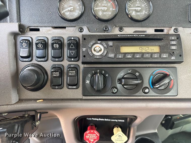 image for item YA2874 2012 Peterbilt 365 crane truck