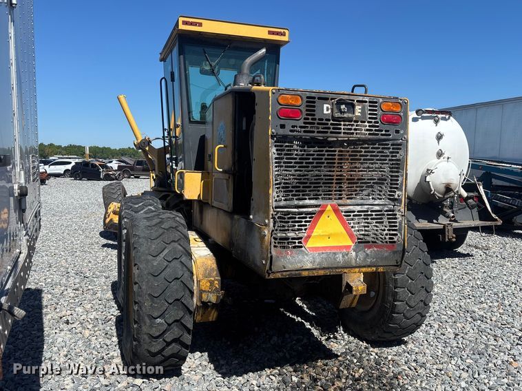 image for item YA2876 2004 John Deere 670CH motor grader
