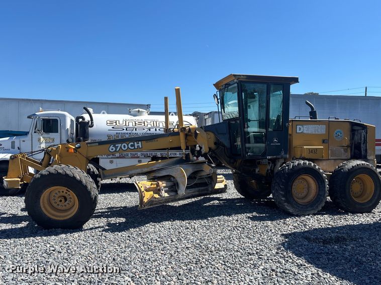 image for item YA2876 2004 John Deere 670CH motor grader