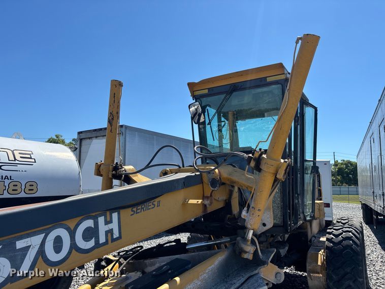 image for item YA2876 2004 John Deere 670CH motor grader