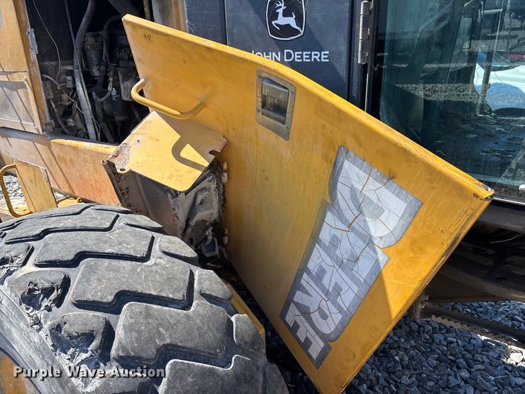 image for item YA2876 2004 John Deere 670CH motor grader