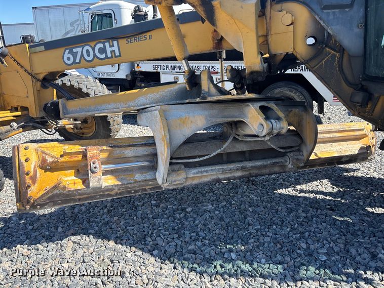 image for item YA2876 2004 John Deere 670CH motor grader
