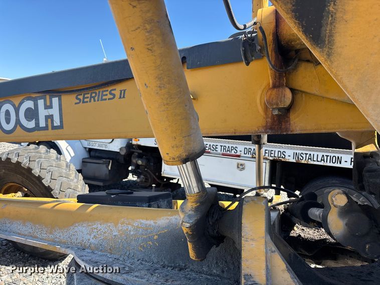 image for item YA2876 2004 John Deere 670CH motor grader