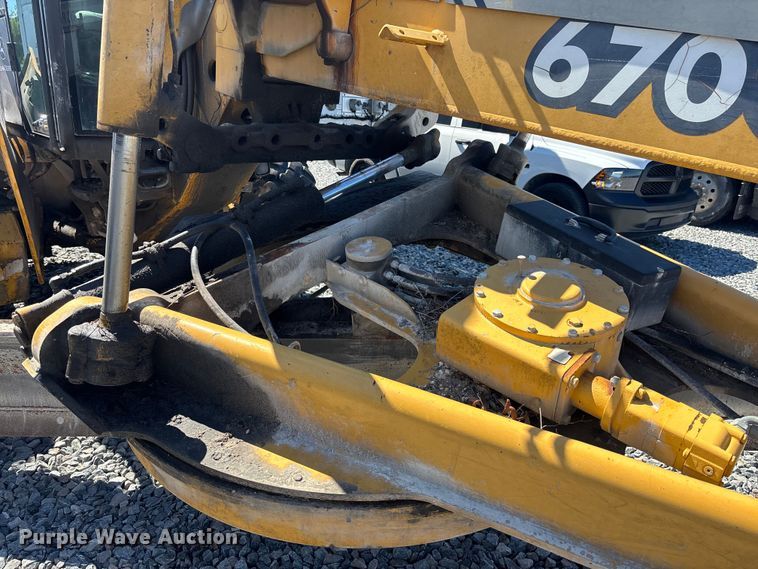 image for item YA2876 2004 John Deere 670CH motor grader