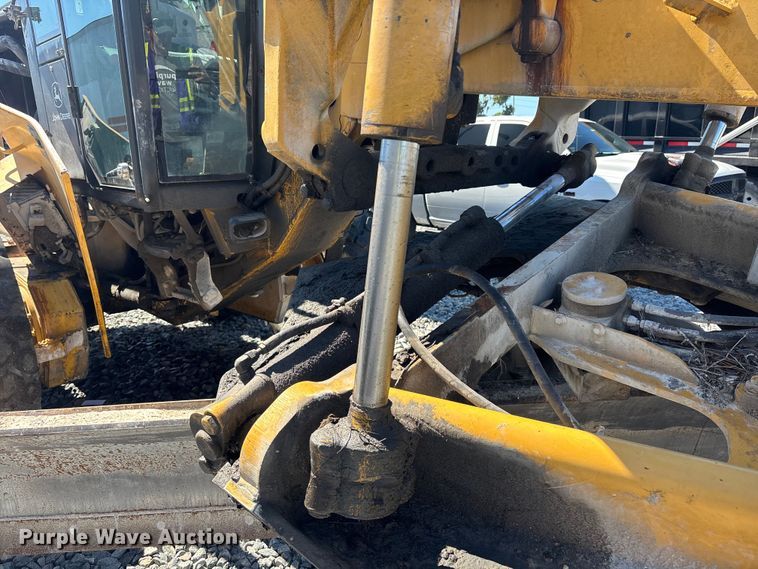 image for item YA2876 2004 John Deere 670CH motor grader